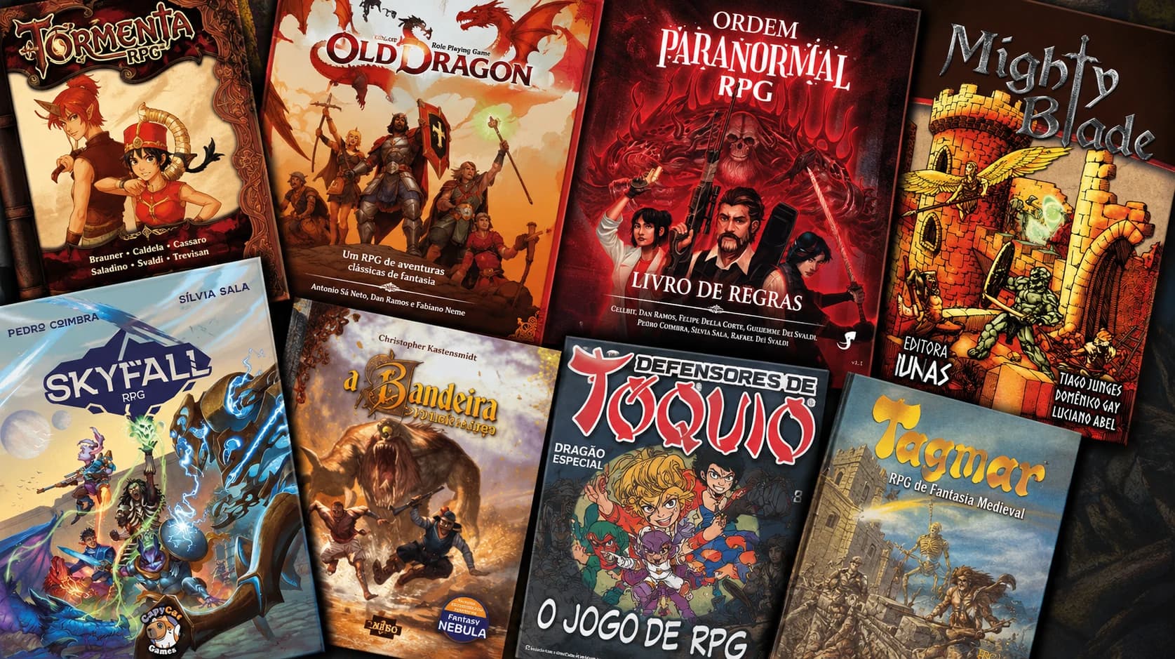 Colagem horizontal com oito capas de RPG brasileiros sobrepostas e inclinadas, preenchendo toda a imagem: Tagmar, Defensores de Tóquio, Tormenta RPG, Old Dragon, Ordem Paranormal RPG, Mighty Blade, A Bandeira do Elefante e da Arara e Skyfall RPG. As capas apresentam diferentes estilos de fantasia, aventura, horror e ficção, reunidas sobre uma composição de estética brasileira com mapas, folhas, dados e elementos rústicos ao fundo, destacando a diversidade e a história do RPG nacional.