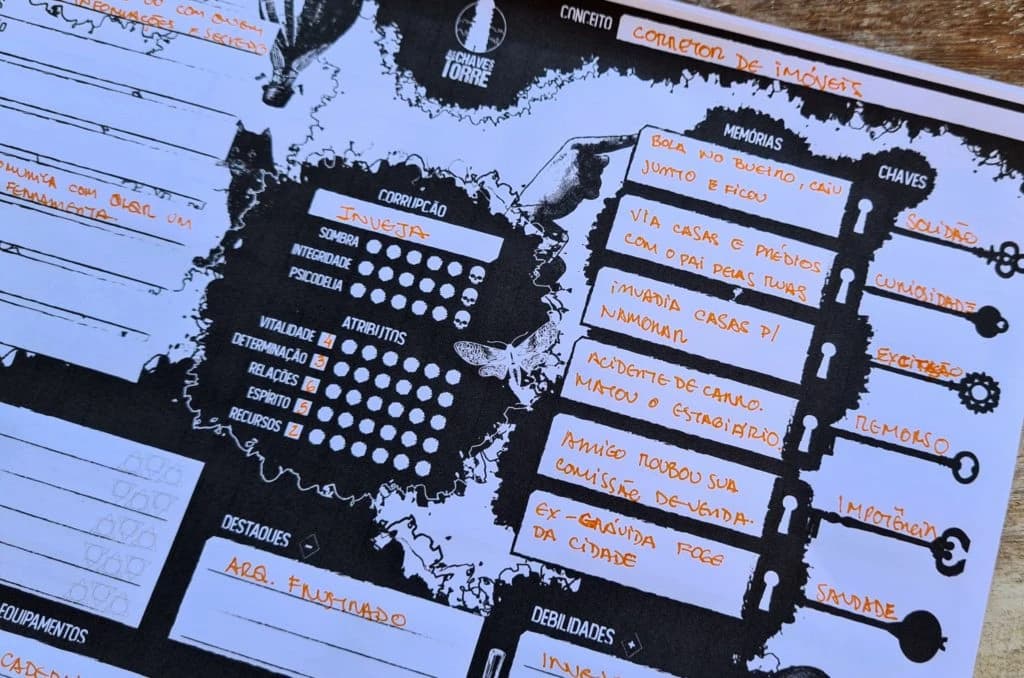Ficha de personagem de RPG preenchida à mão do sistema Chaves da Torre, sobre madeira, com seções de corrupção, atributos, memórias e chaves em caligrafia laranja.