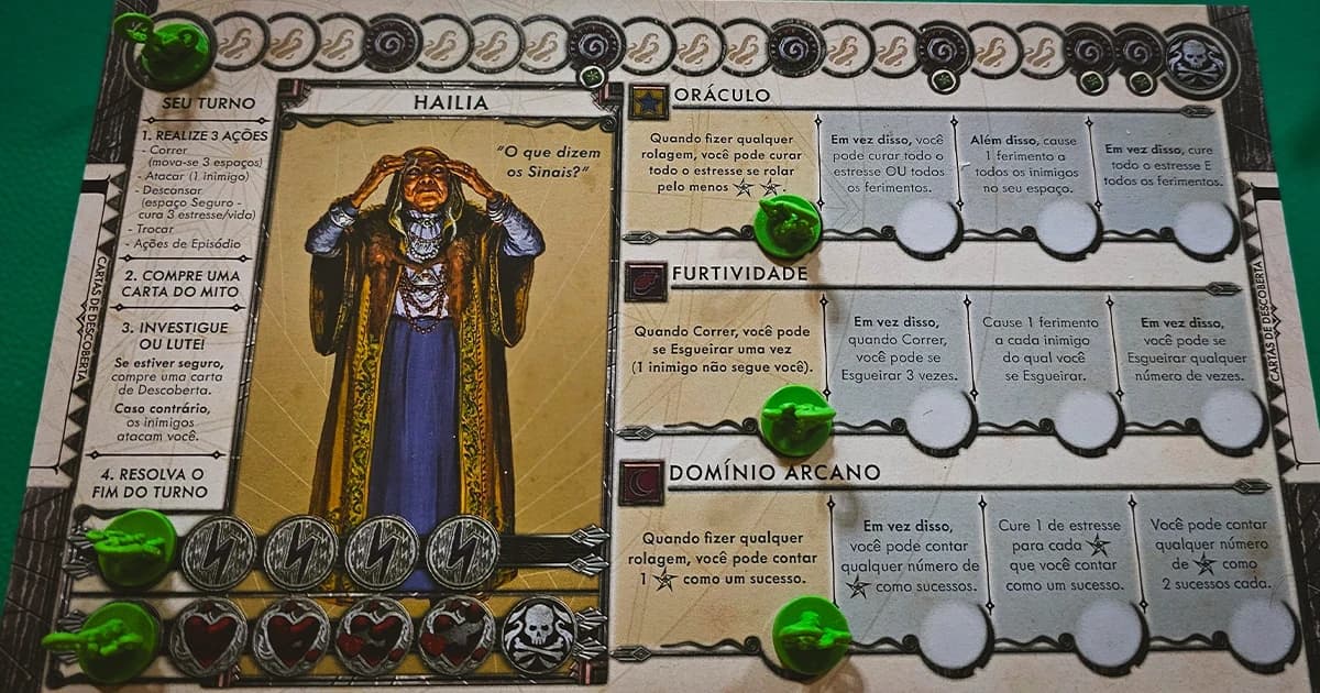 Tabuleiro da investigadora Hailia em Cthulhu: Death May Die, mostrando as habilidades Oráculo, Furtividade e Domínio Arcano com marcadores verdes.