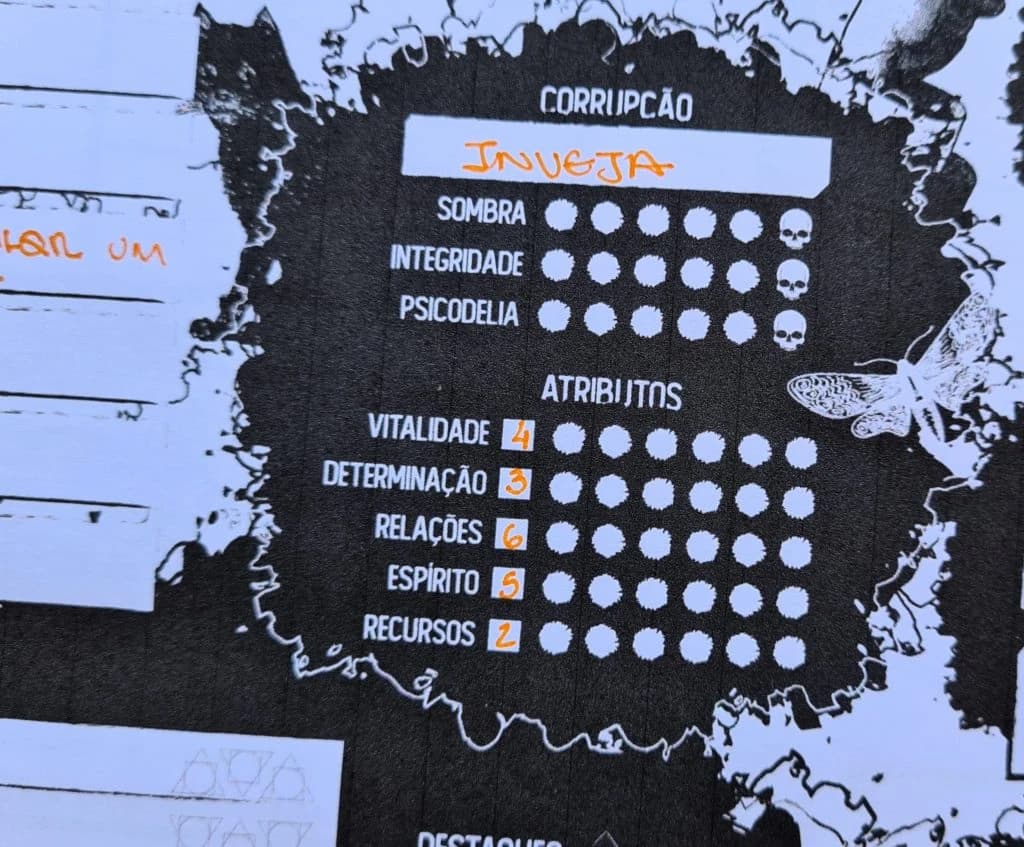 Close da seção de corrupção e atributos de uma ficha, com 'Inveja' e valores numéricos escritos em caneta laranja.