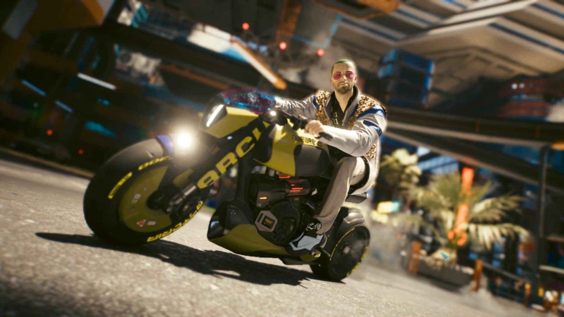 Captura de Cyberpunk 2077 com personagem de óculos rosa e casaco pilotando moto amarela em rua futurista.