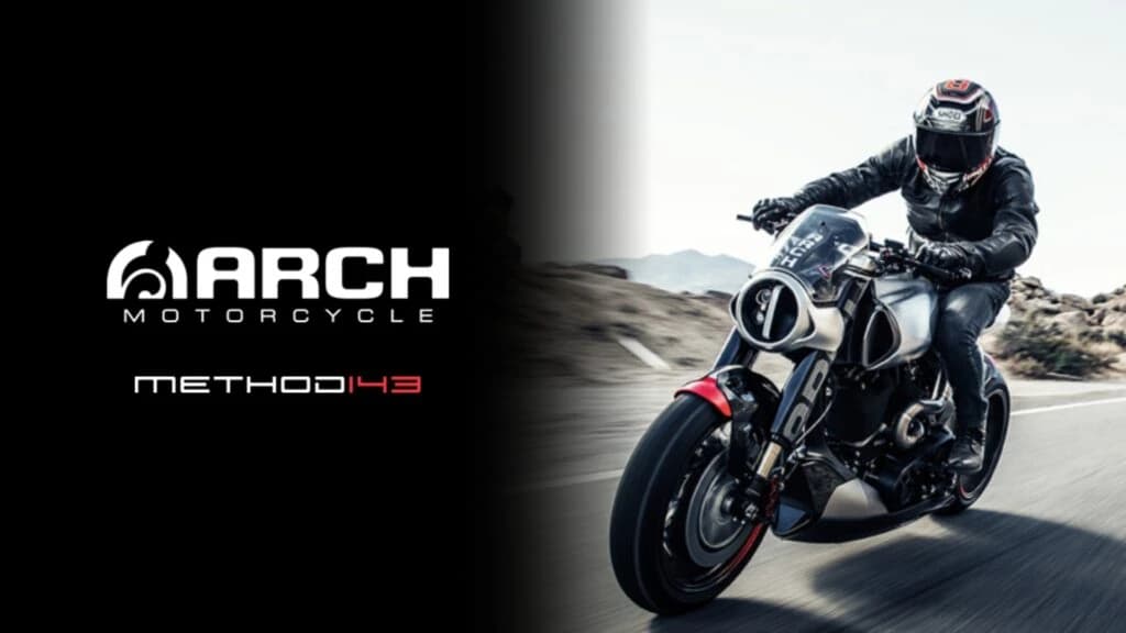 Peça promocional da ARCH Motorcycle Method 143 com motociclista de couro pilotando moto esportiva por estrada deserta.