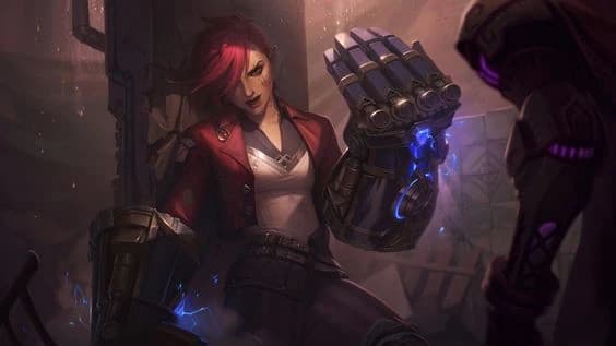 A personagem Vi, de Arcane e League of Legends, mulher de cabelo ruivo com uma grande manopla mecânica hextech, encostada numa parede.