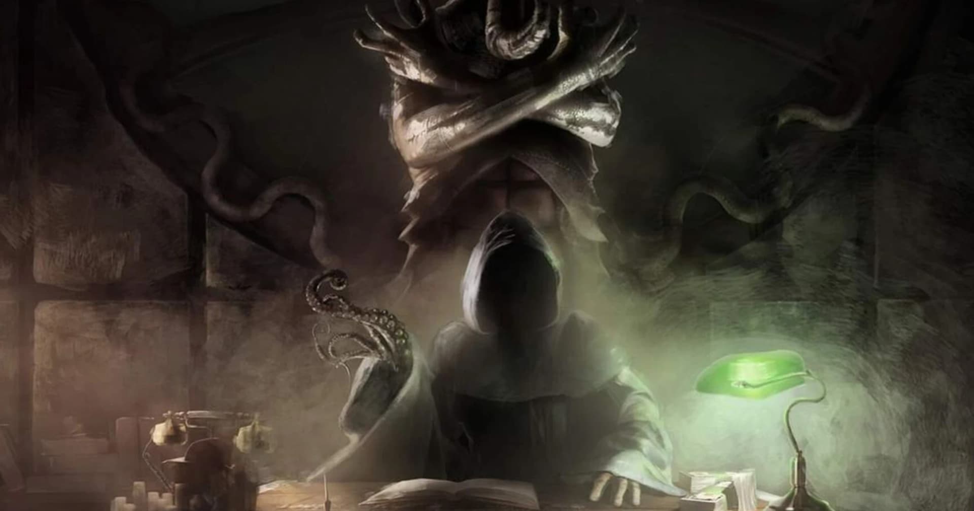 Arte de horror cósmico: uma figura encapuzada lê um livro à luz de um abajur verde enquanto uma criatura colossal de tentáculos emerge das sombras acima dela.