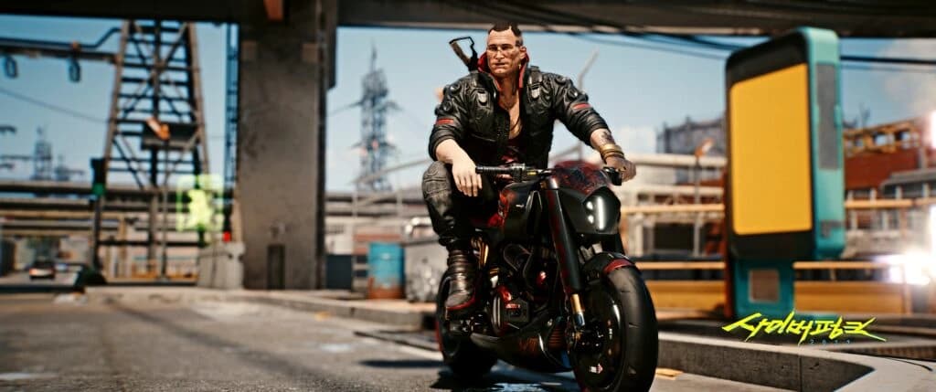 Captura de tela de Cyberpunk 2077 com personagem de jaqueta de couro sentado numa moto sob viaduto industrial.