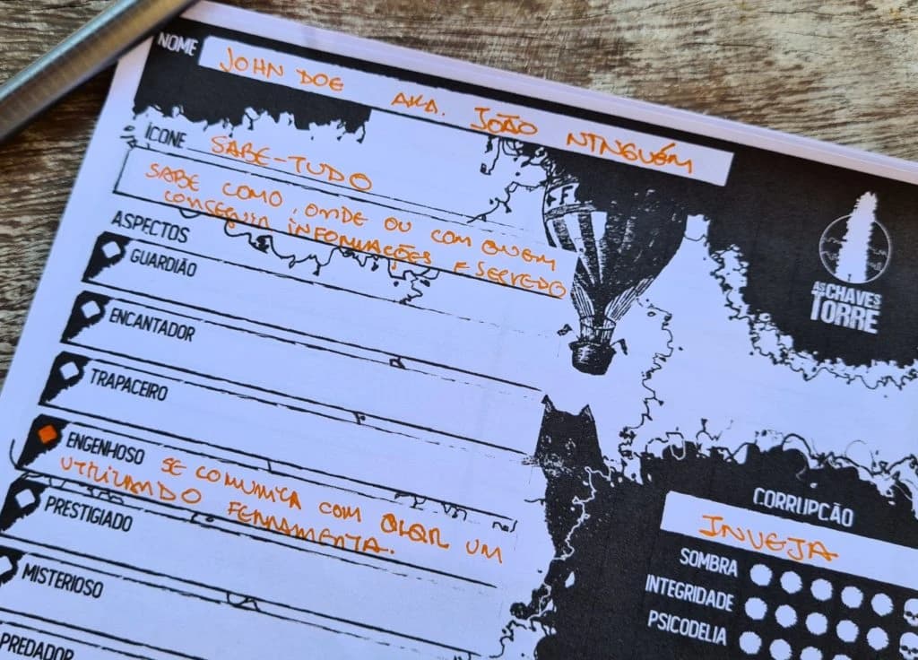 Close de uma ficha preenchida à mão, com nome 'John Doe' e lista de aspectos escritos em caneta laranja.