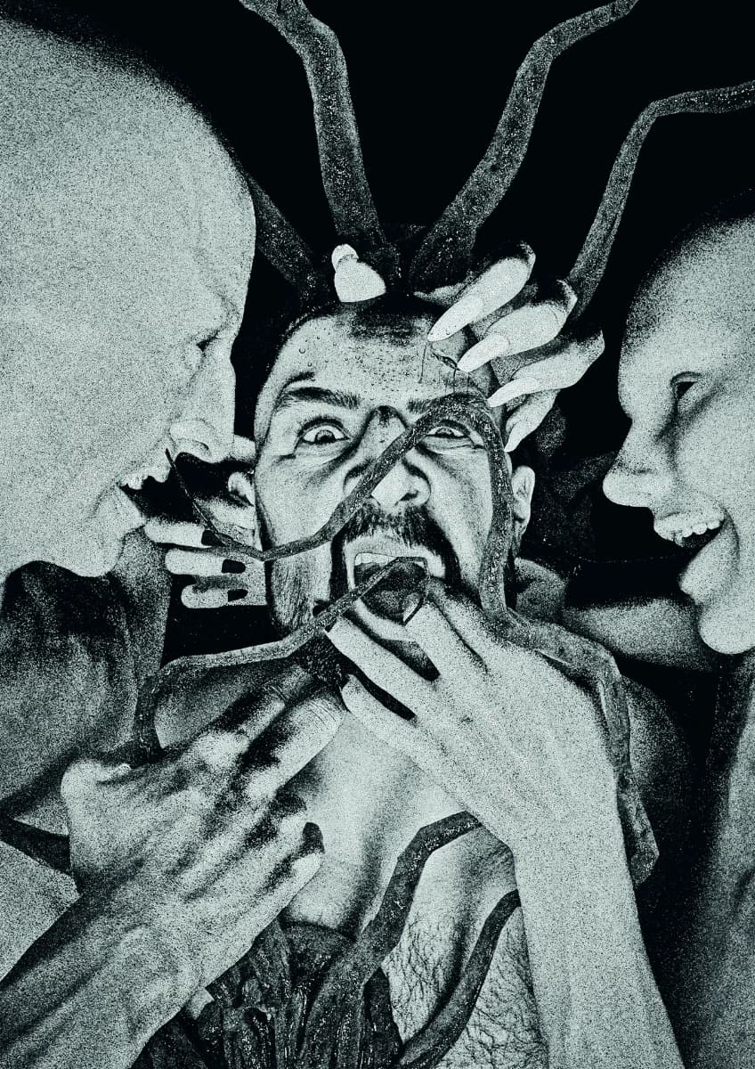 Imagem de horror em preto e branco granulado: o rosto de um homem gritando com galhos crescendo da cabeça e mãos de unhas longas ao redor.