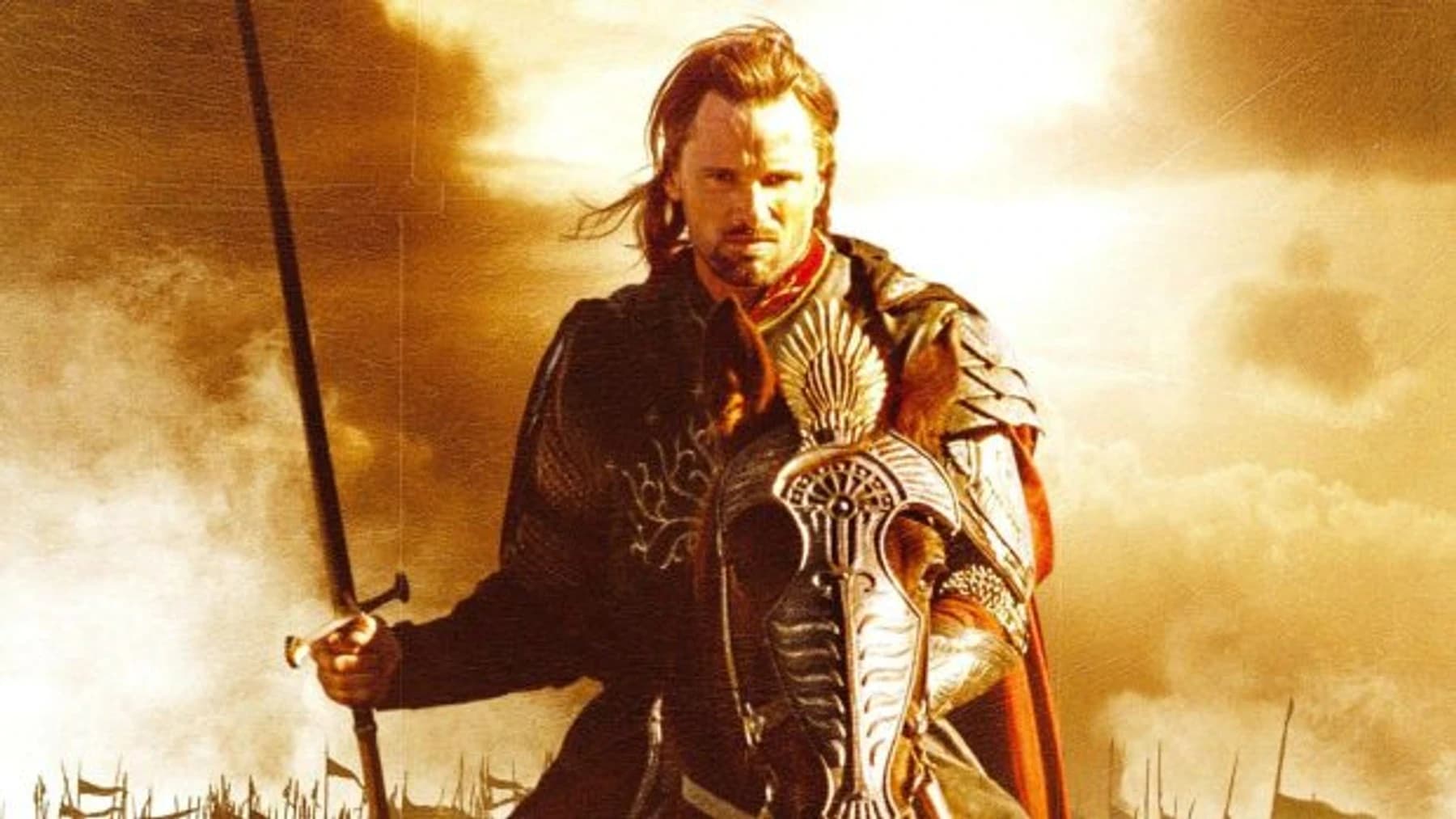 Aragorn, herói da Terra Média, segurando a espada Andúril em armadura de Gondor diante de um campo de batalha ao entardecer.