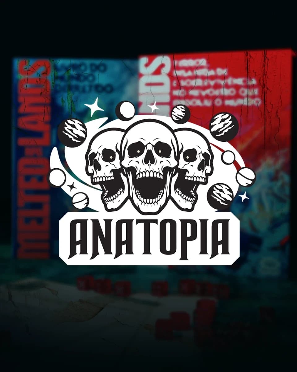 Logo da editora Anatopia, com três caveiras gritando cercadas por planetas, sobre um fundo desfocado dos livros do RPG Melted Lands.