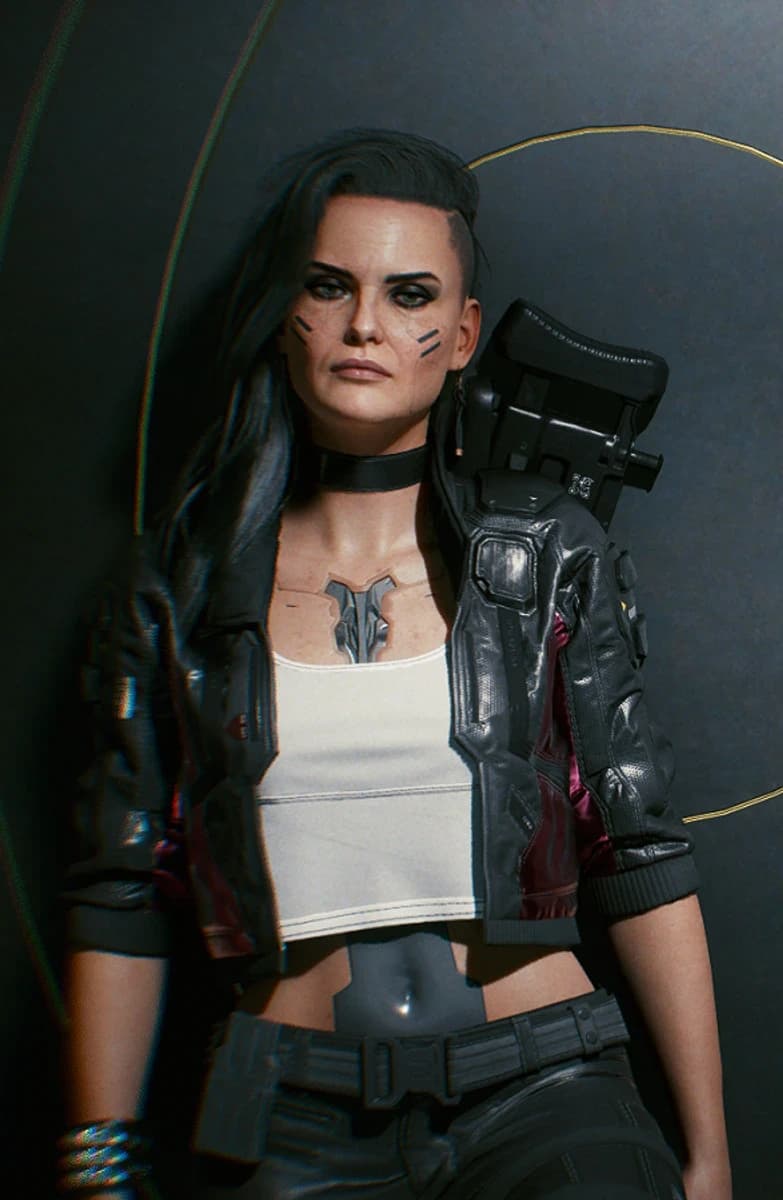 Personagem feminina de Cyberpunk 2077 com jaqueta de couro, implante peitoral e dispositivo montado no ombro, encostada na parede.